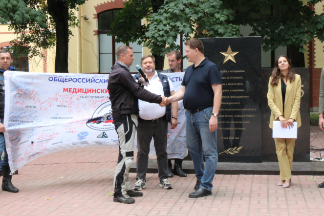 Мотопробег в честь медиков финишировал в Педиатрическом университете 16