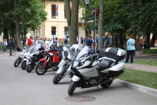 Мотопробег в честь медиков финишировал в Педиатрическом университете 35