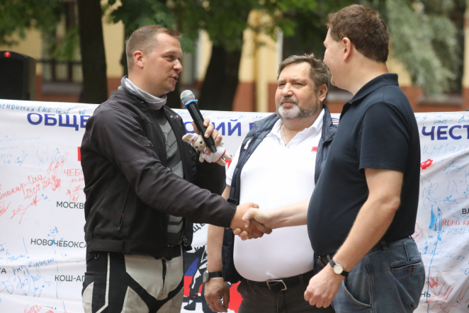 Мотопробег в честь медиков финишировал в Педиатрическом университете 37