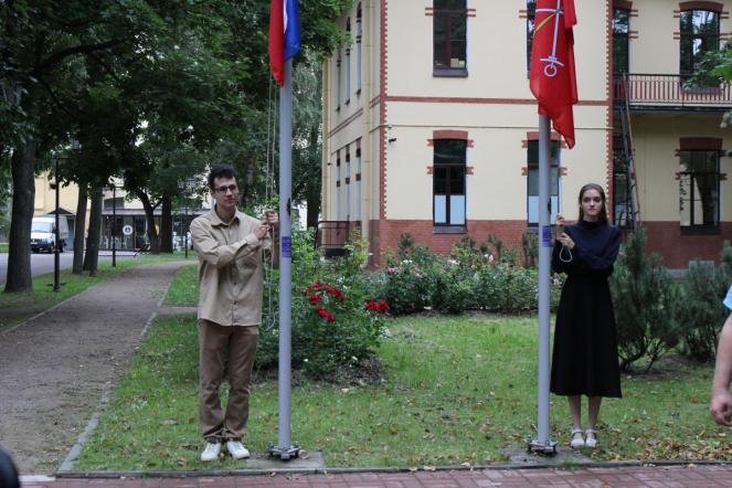 В День флага России в Педиатрическом университете прошёл торжественный митинг 1