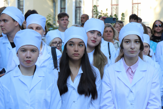 В Педиатрическом университете состоялась торжественная церемония посвящения в студенты 38