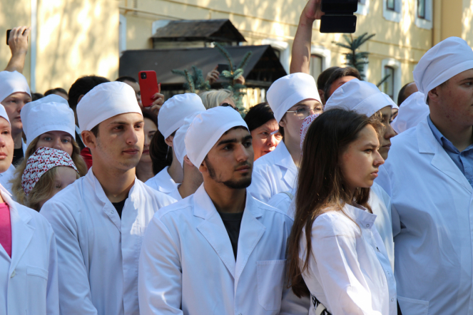 В Педиатрическом университете состоялась торжественная церемония посвящения в студенты 49