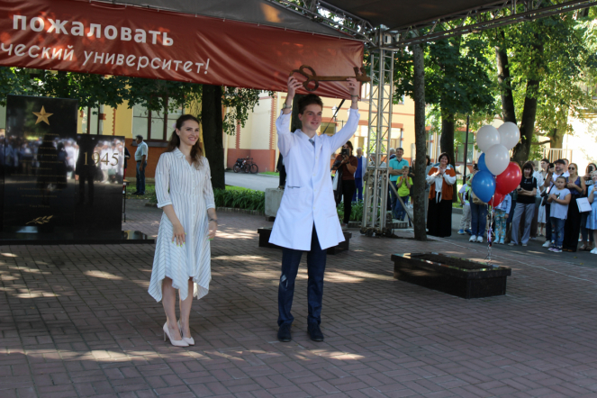 В Педиатрическом университете состоялась торжественная церемония посвящения в студенты 54