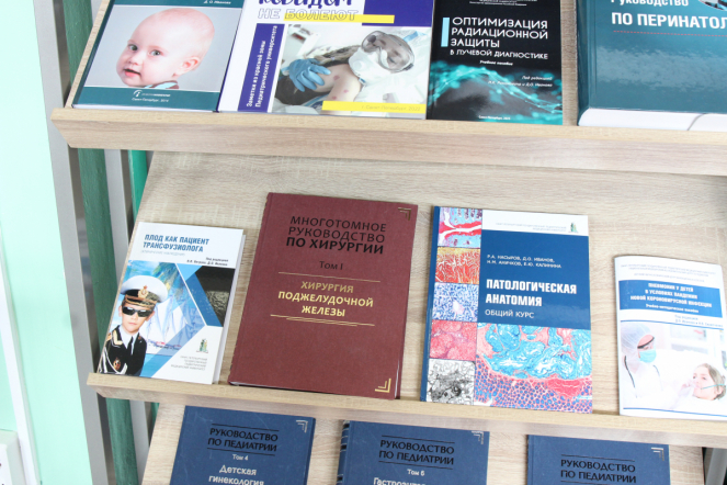 К 100-летию СПбГПМУ: Дмитрий Иванов открыл выставку в библиотеке вуза 6