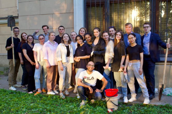 К столетию Педиатрического университета студенты высадили аллею 1