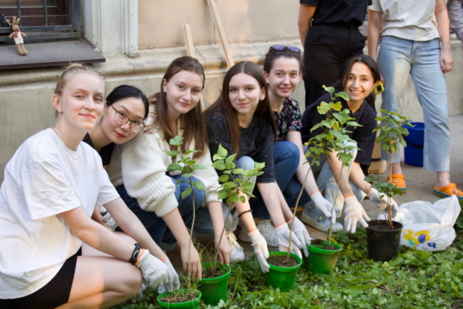К столетию Педиатрического университета студенты высадили аллею