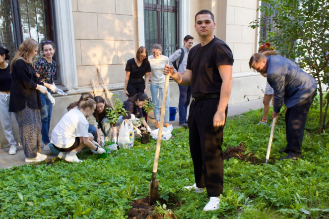 К столетию Педиатрического университета студенты высадили аллею 4