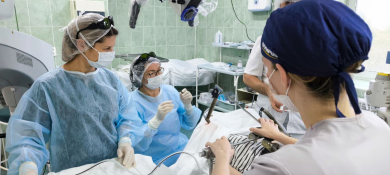 Оториноларингологи Педиатрического университета выполнили реконструкцию гортани двухмесячной девочке с помощью инновационного «синего» лазера отечественного производства