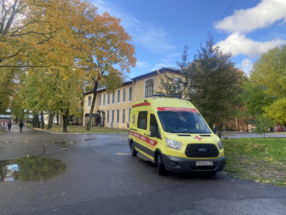 Микрохирурги Педиатрического университета выполнили операцию подростку, порезавшему руку о разбитое стекло