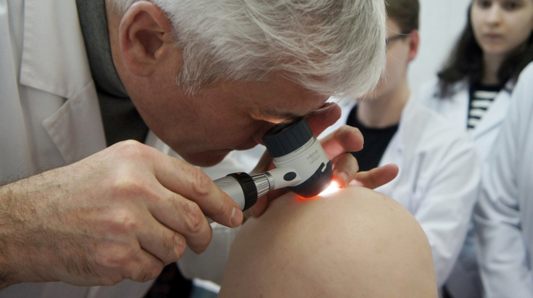 На кафедре дерматовенерологии открыли галерею акварелей середины XIX века 1