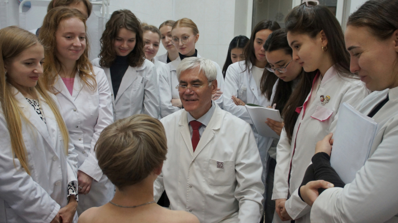 На кафедре дерматовенерологии открыли галерею акварелей середины XIX века 20