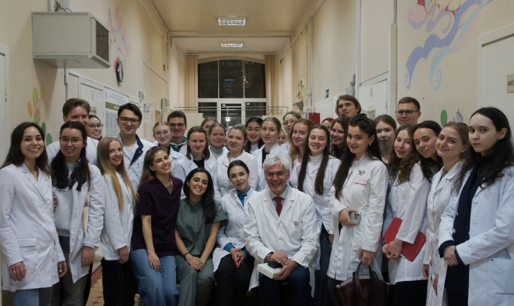 На кафедре дерматовенерологии открыли галерею акварелей середины XIX века 21