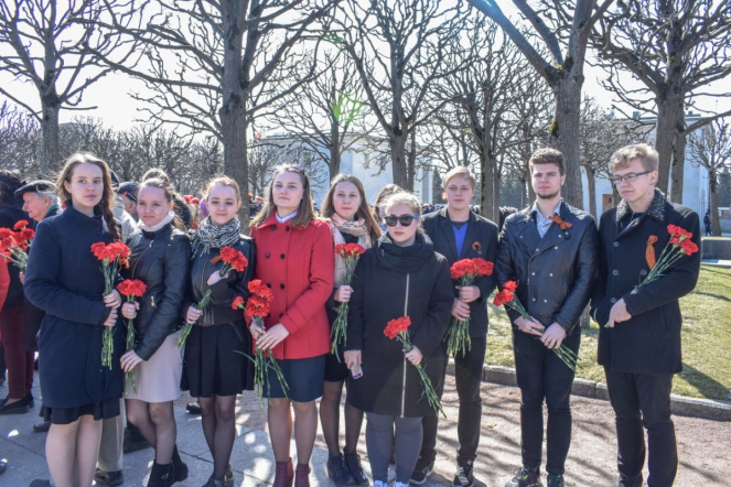 Студенты СПбГПМУ приняли участие в траурной церемонии на Пискаревском кладбище 1