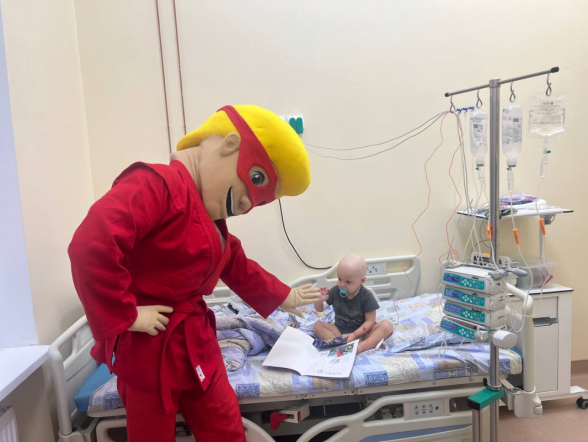 Пациентам Педиатрического университета подарили комиксы о супергерое Славе Самбо 1