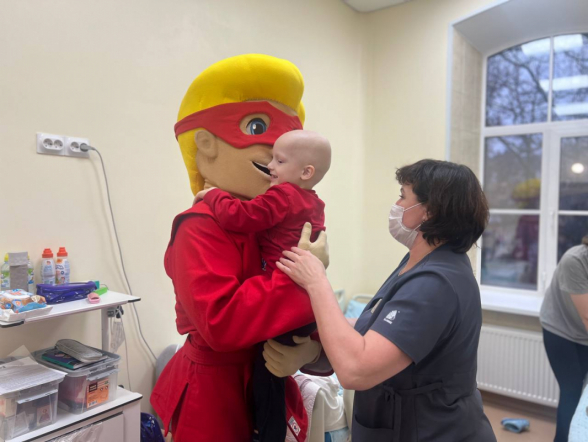 Пациентам Педиатрического университета подарили комиксы о супергерое Славе Самбо 3