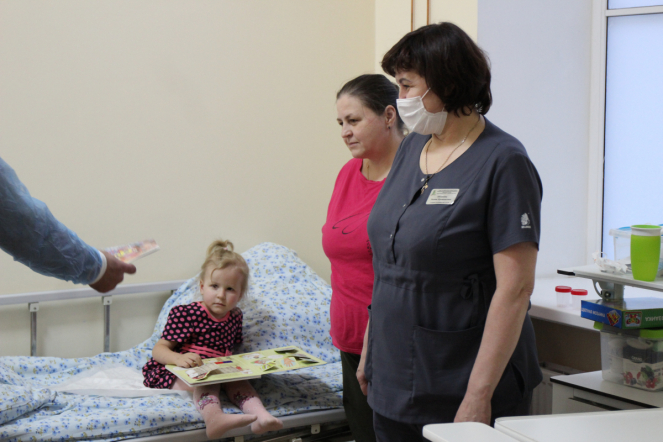 Пациентам Педиатрического университета подарили комиксы о супергерое Славе Самбо 5