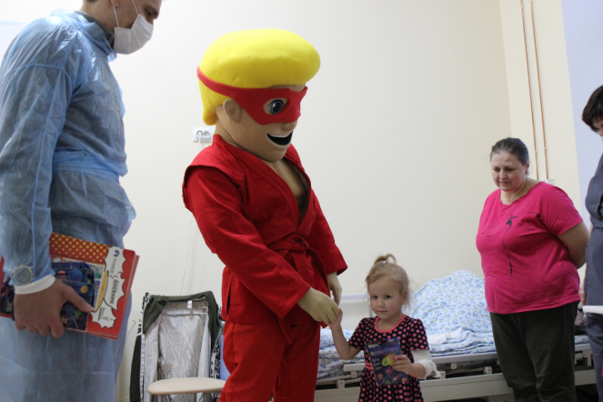 Пациентам Педиатрического университета подарили комиксы о супергерое Славе Самбо 6