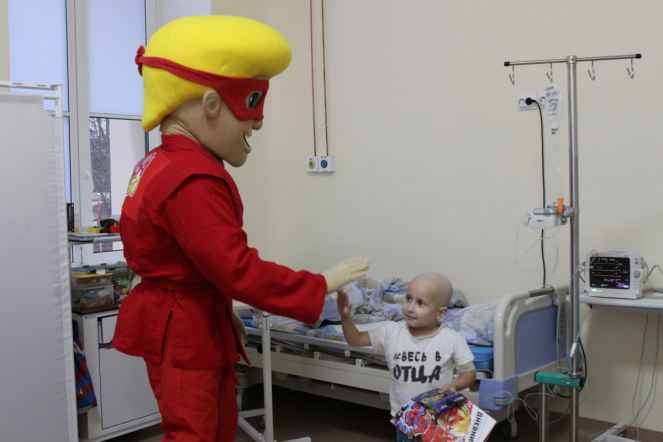 Пациентам Педиатрического университета подарили комиксы о супергерое Славе Самбо 8