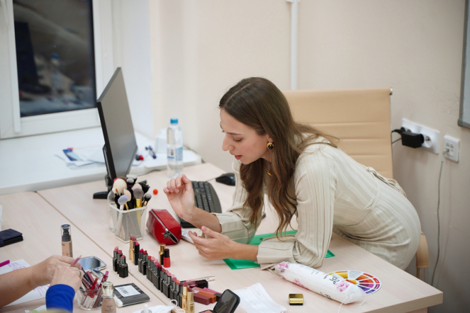 В Педиатрическом университете провели мастер-класс по макияжу для мам пациентов онкогематологического отделения 2