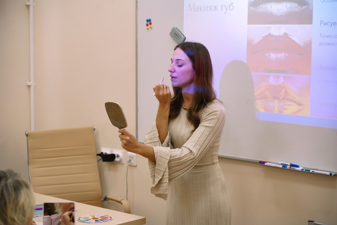 В Педиатрическом университете провели мастер-класс по макияжу для мам пациентов онкогематологического отделения 8