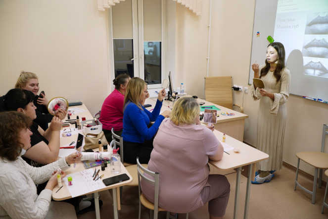 В Педиатрическом университете провели мастер-класс по макияжу для мам пациентов онкогематологического отделения 9