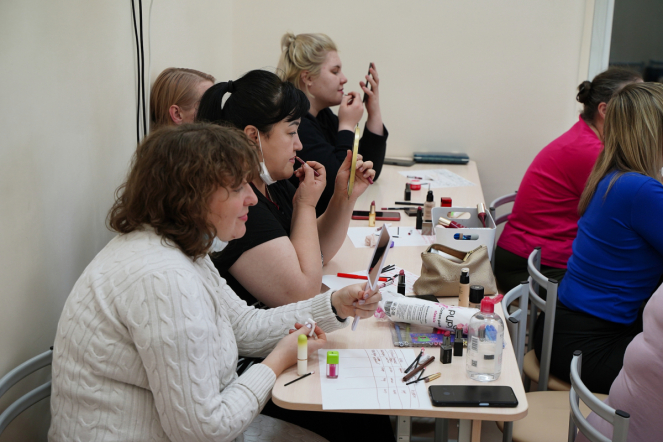 В Педиатрическом университете провели мастер-класс по макияжу для мам пациентов онкогематологического отделения 11