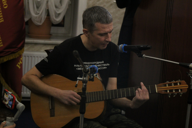 в Педиатрическом университете состоялась встреча с поэтом, автором книги «Сыновья уходят в вечность…» Романом Третьяковым и автором книг о боевых действиях в Чечне Раяном Фарукшиным.