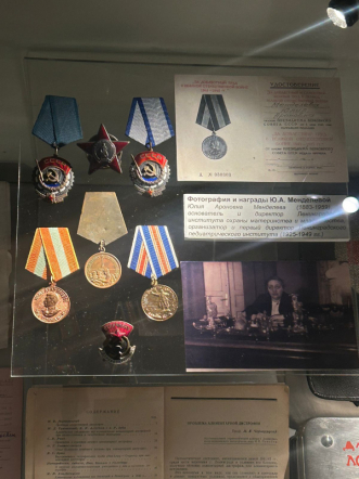 Участники студенческого научного общества кафедры фармакологии Педиатрического университета посетили Государственный мемориальный музей обороны и блокады Ленинграда 1