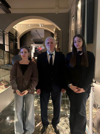 Участники студенческого научного общества кафедры фармакологии Педиатрического университета посетили Государственный мемориальный музей обороны и блокады Ленинграда 2