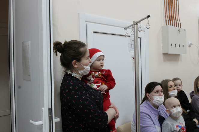 Пациентов онкогематологического отделения клиники Педиатрического университета поздравили с наступающим Новым годом и Рождеством 1