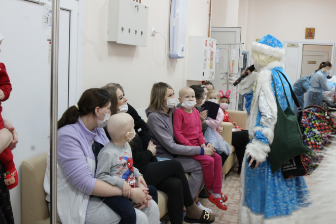 Пациентов онкогематологического отделения клиники Педиатрического университета поздравили с наступающим Новым годом и Рождеством 2
