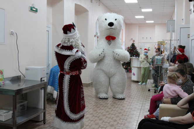 Пациентов онкогематологического отделения клиники Педиатрического университета поздравили с наступающим Новым годом и Рождеством 3