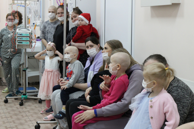 Пациентов онкогематологического отделения клиники Педиатрического университета поздравили с наступающим Новым годом и Рождеством 4
