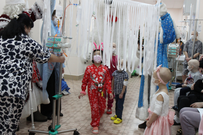 Пациентов онкогематологического отделения клиники Педиатрического университета поздравили с наступающим Новым годом и Рождеством 7