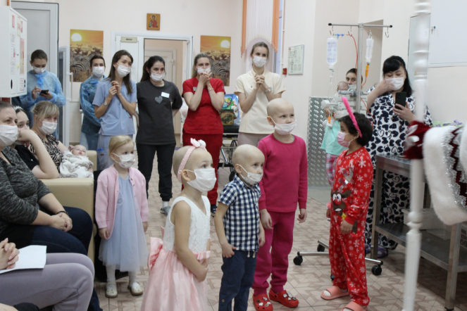Пациентов онкогематологического отделения клиники Педиатрического университета поздравили с наступающим Новым годом и Рождеством 8