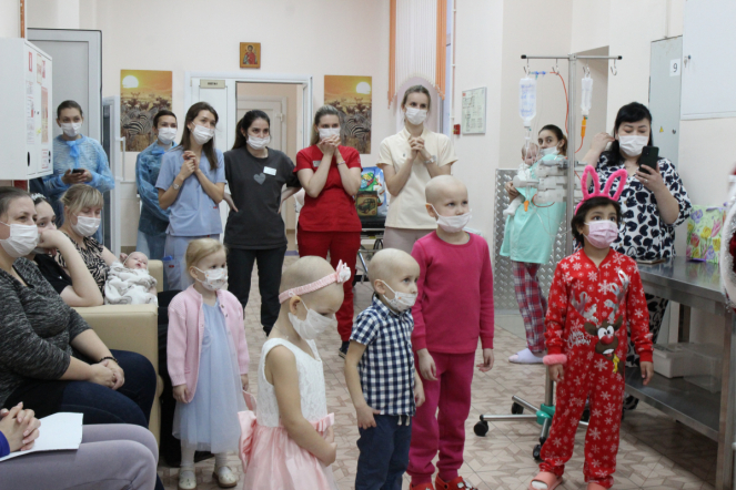 Пациентов онкогематологического отделения клиники Педиатрического университета поздравили с наступающим Новым годом и Рождеством 9