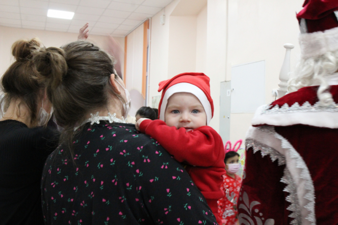 Пациентов онкогематологического отделения клиники Педиатрического университета поздравили с наступающим Новым годом и Рождеством 10