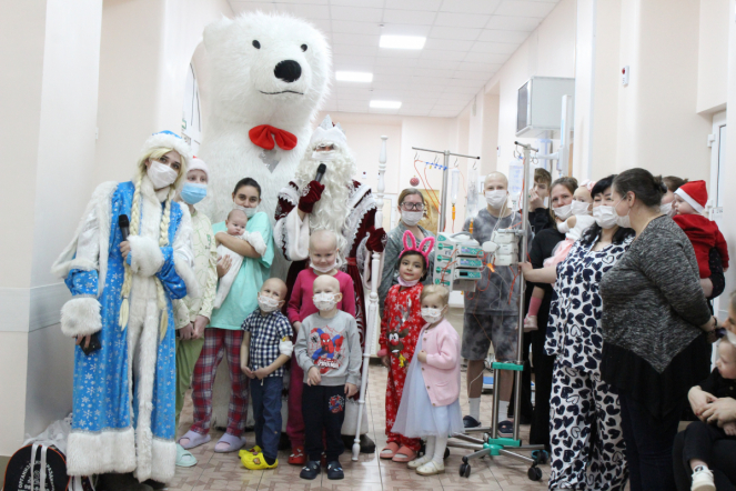 Пациентов онкогематологического отделения клиники Педиатрического университета поздравили с наступающим Новым годом и Рождеством 11