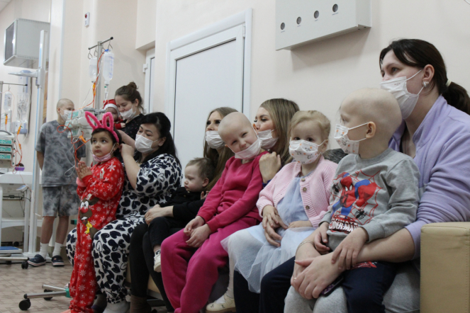 Пациентов онкогематологического отделения клиники Педиатрического университета поздравили с наступающим Новым годом и Рождеством 12