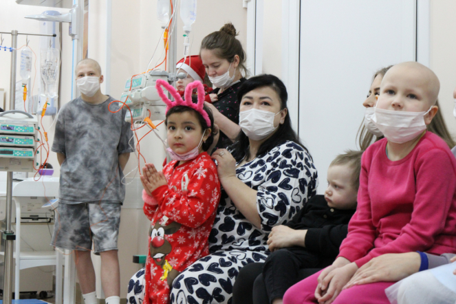 Пациентов онкогематологического отделения клиники Педиатрического университета поздравили с наступающим Новым годом и Рождеством 14