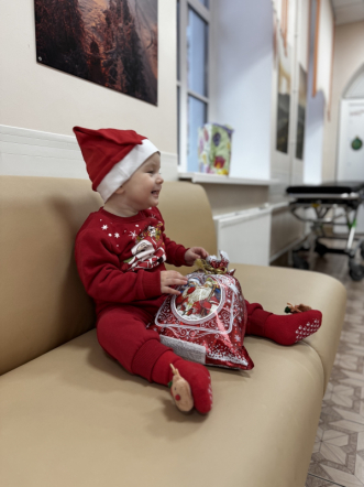 Пациентов онкогематологического отделения клиники Педиатрического университета поздравили с наступающим Новым годом и Рождеством 16