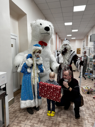 Пациентов онкогематологического отделения клиники Педиатрического университета поздравили с наступающим Новым годом и Рождеством 18