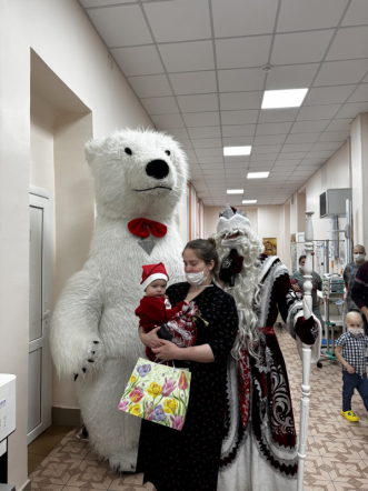 Пациентов онкогематологического отделения клиники Педиатрического университета поздравили с наступающим Новым годом и Рождеством 20