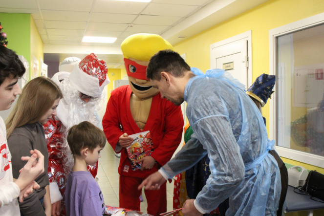 Пациентов клиники Педиатрического  университета поздравили с наступающим Новым годом и Рождеством 11