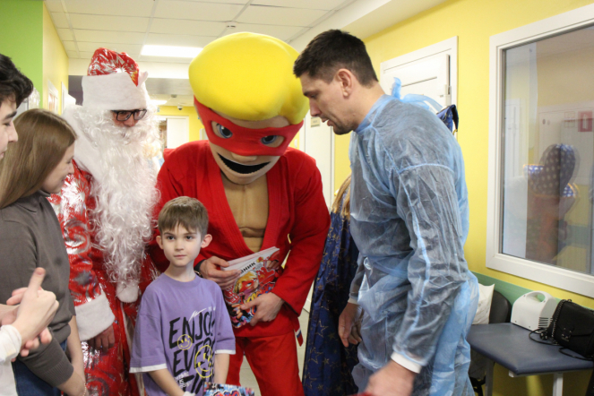 Пациентов клиники Педиатрического  университета поздравили с наступающим Новым годом и Рождеством 12