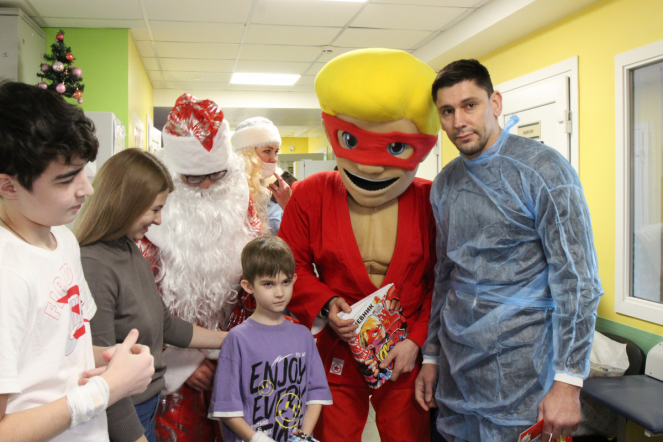 Пациентов клиники Педиатрического  университета поздравили с наступающим Новым годом и Рождеством 13