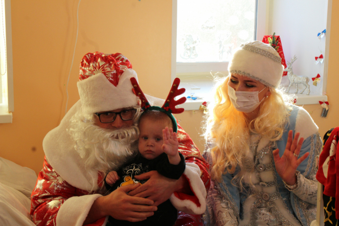 Пациентов клиники Педиатрического  университета поздравили с наступающим Новым годом и Рождеством 14