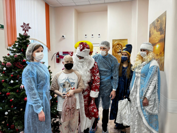 Пациентов клиники Педиатрического университета поздравили с наступающим Новым годом и Рождеством 15
