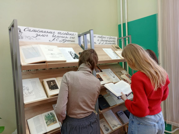 «Самостоянье человека - залог величия его»: в библиотеке Педиатрического университета открылась выставка ко Дню памяти Пушкина 3