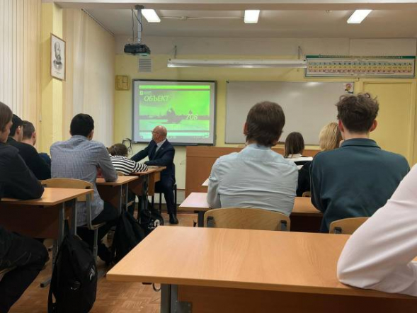 Сотрудник Педиатрического университета провел урок мужества в школе 1